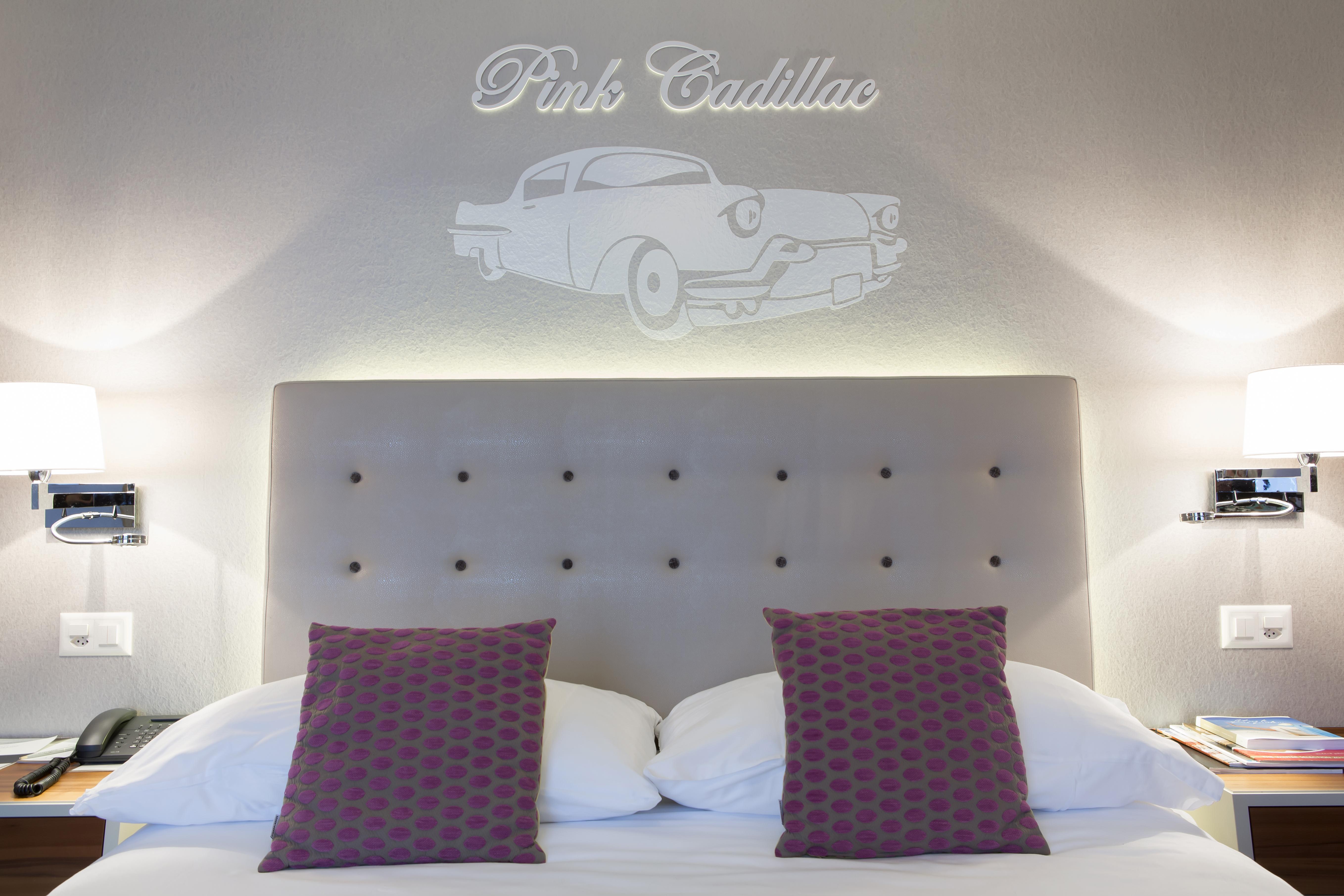 호텔 슈바이처호프 루체른 외부 사진 A room at the Pink Cadillac