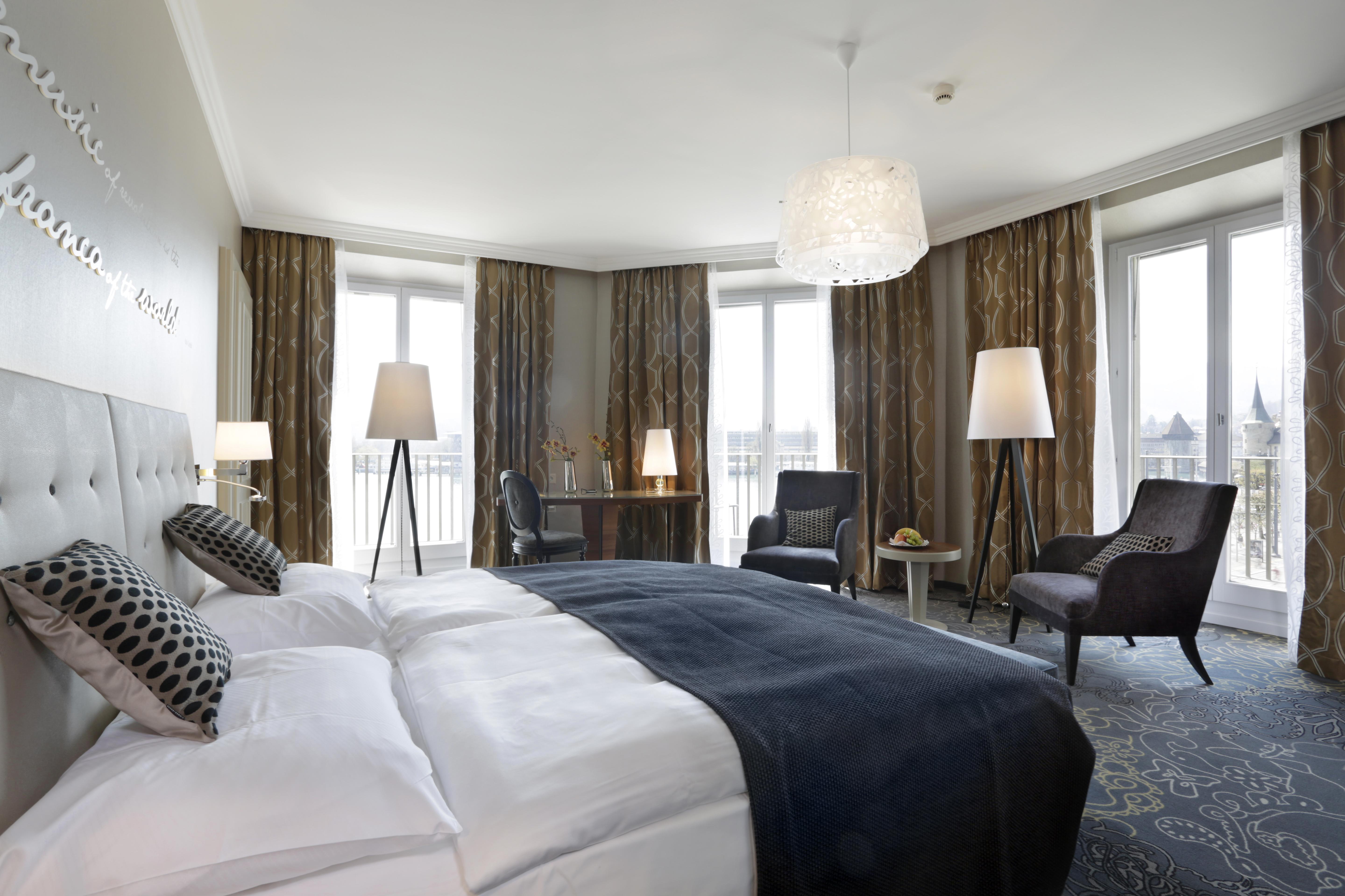 호텔 슈바이처호프 루체른 외부 사진 A room at the Hotel Axelmannstein