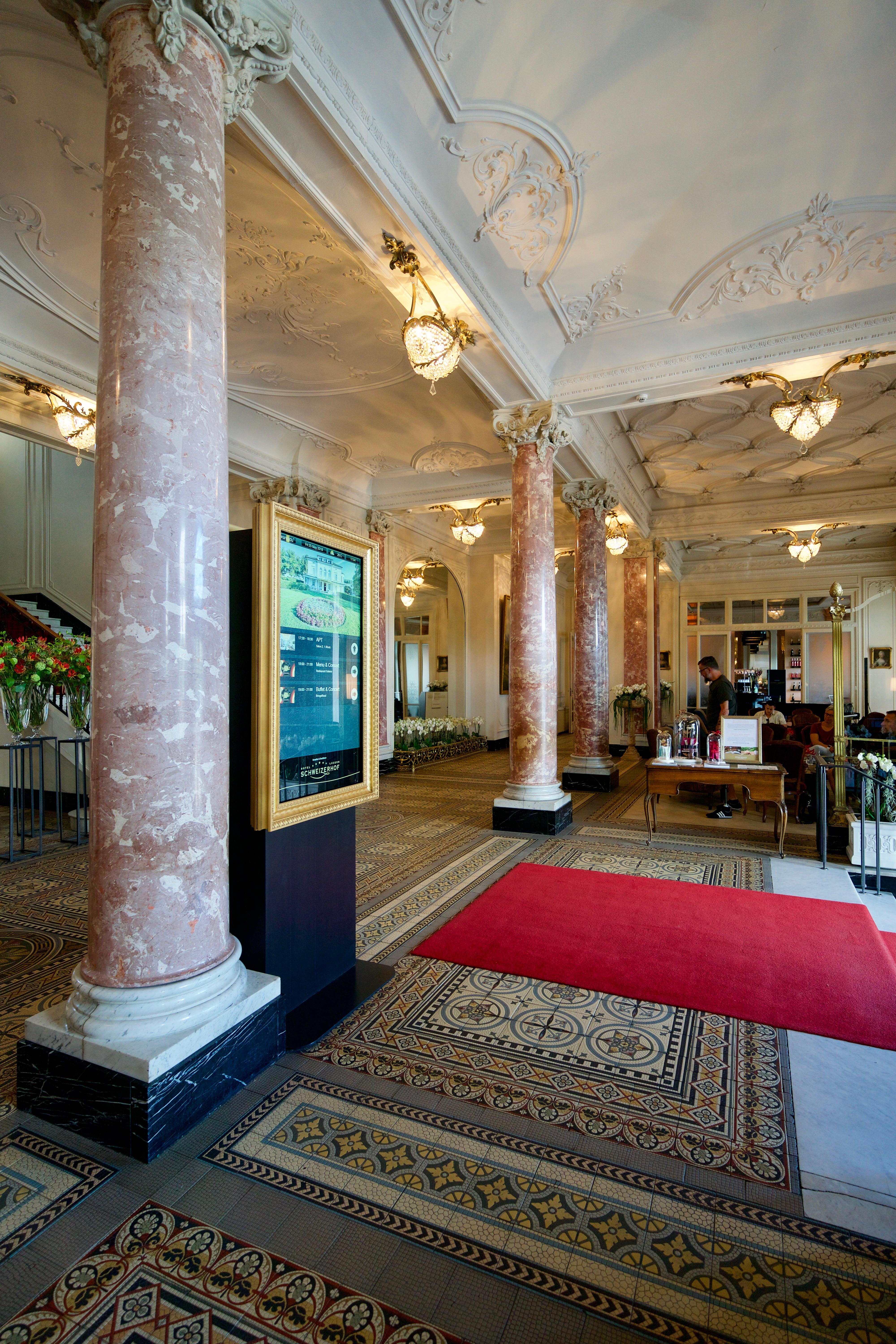 호텔 슈바이처호프 루체른 외부 사진 The lobby of the hotel