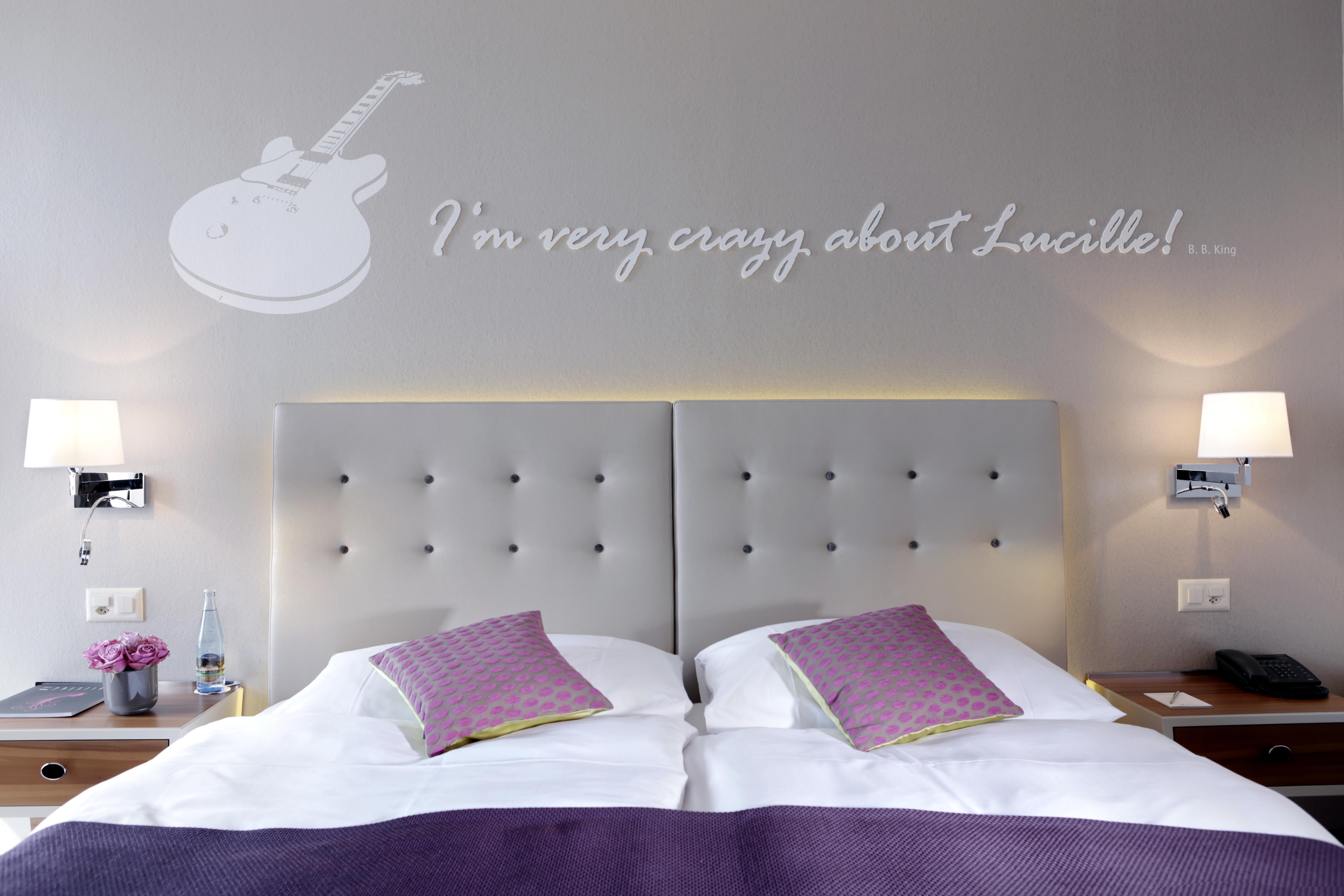 호텔 슈바이처호프 루체른 외부 사진 A wall sticker in a hotel room