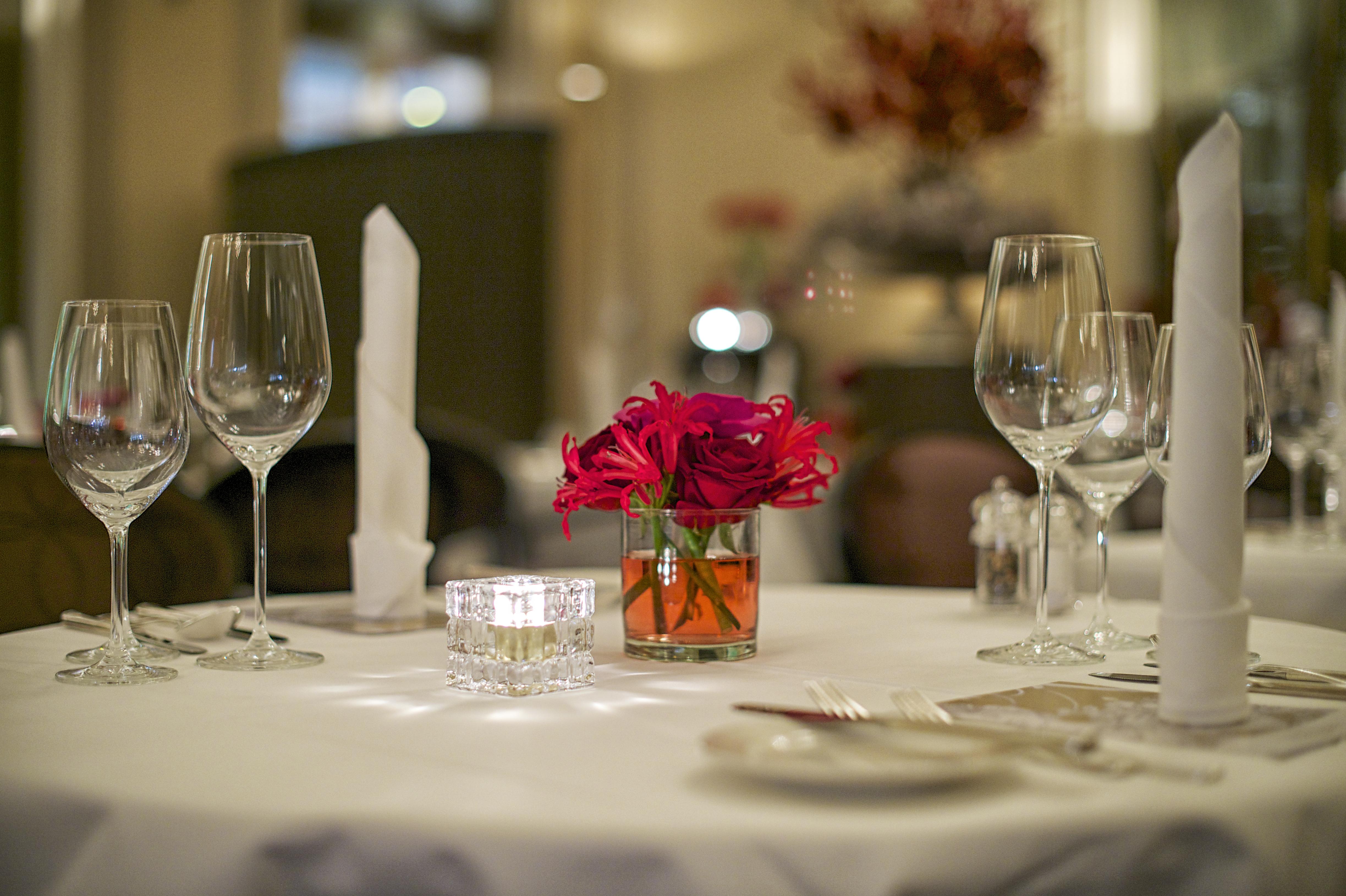 호텔 슈바이처호프 루체른 외부 사진 A table set for fine dining